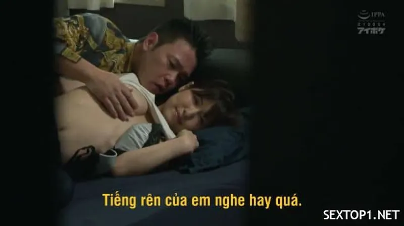 Chịch trong phòng tắm em rên to quá phải mở nước để phòng bên cạnh không nghe thấy